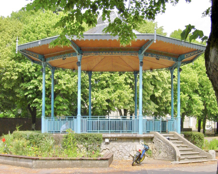 Kiosque_à_musique_Art_Déco_de_Melle,_département_des_Deux-Sèvres,_France.jpg